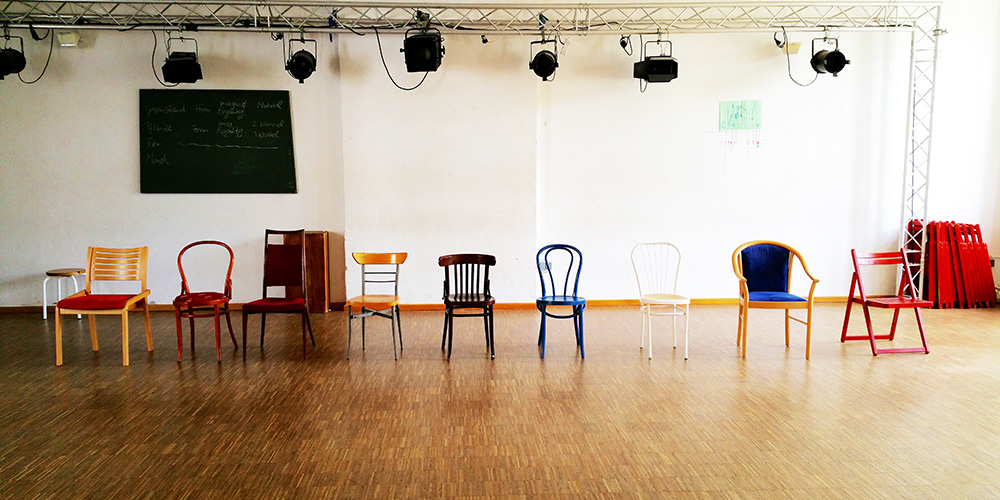 Berufsbegleitendes Schauspielseminar: Psychologische Geste von 9 Stühlen in einer Reihe