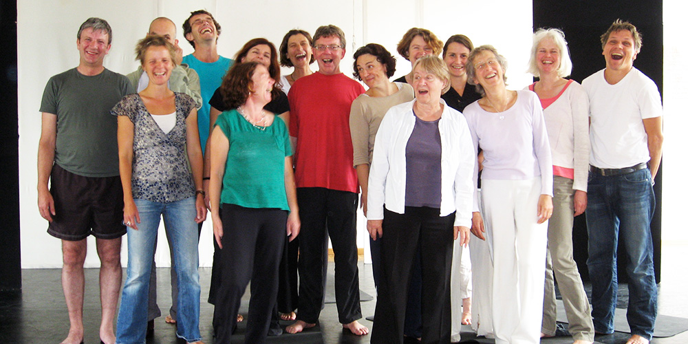 Berufsbegleitendes Schauspielseminar: Lachende Teilnehmer auf Gruppenphoto
