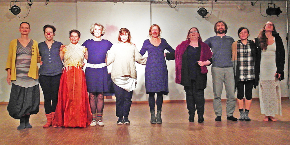 Berufsbegleitendes Schauspielseminar: Bunte Reihe der strahlenden Absolventen, Applaus