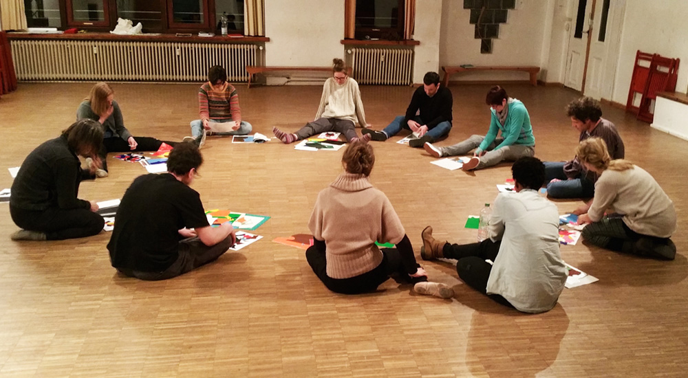 Berufsbegleitendes Schauspielseminar: Arbeiten im Kreis an Figuren-Bildern