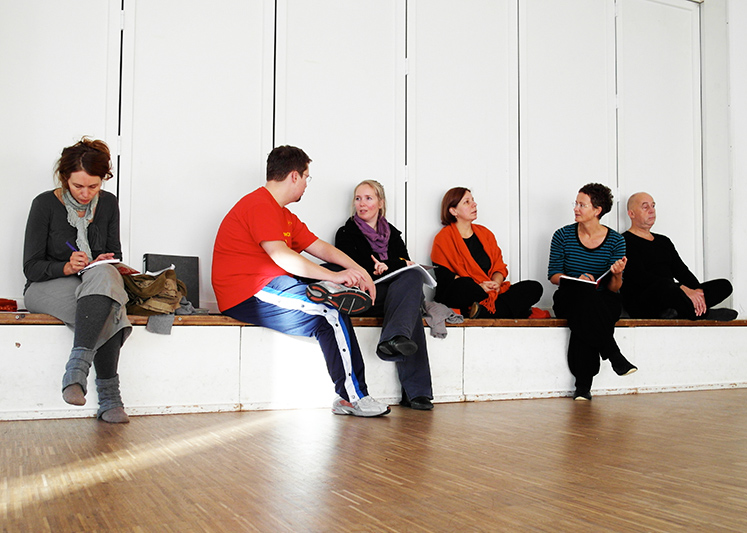 Tschechow-Training: Entspanntes Pausengespräch im Sonnenschein