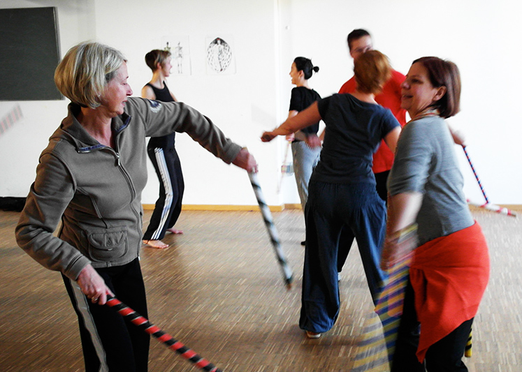 Tschechow-Training: Körperarbeit mit Holzstöcken, Stockkampf