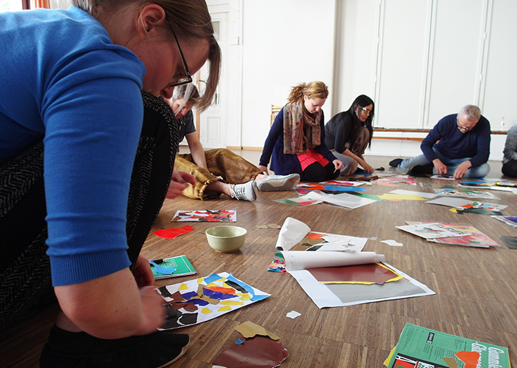 Tschechow-Training: Arbeit an psychologischer Geste der Figur mit farbigem Papier